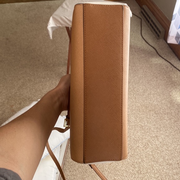 Smallish Liz Claiborne detachable cross body - Picture 8 of 9